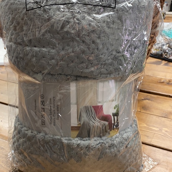 New Waffle Pattern Fleece Throw. - Picture 8 of 8